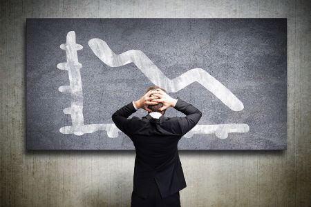 Foto: Person steht vor Tafel