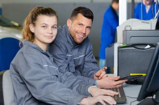Foto: Ferialarbeiterin arbeitet mit einem Betreuer am Computer