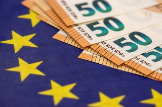 Foto: Geldscheine und Europaflagge