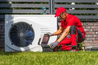 Foto: Wärmepumpe und Techniker