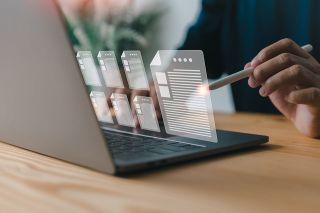 Foto: Laptop und abstrakte Formulare