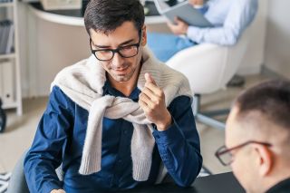 Foto: Mitarbeiter arbeitet im Büro