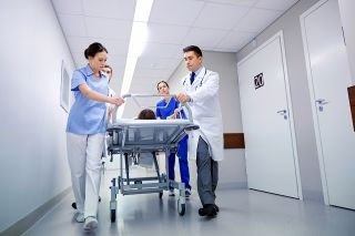 Foto: Sanitäter und Patient in der Notaufnahme