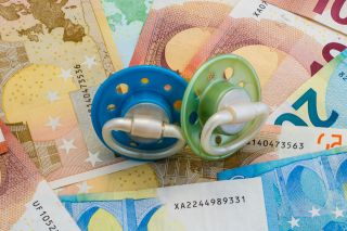 Foto: Geldscheine und Schnuller